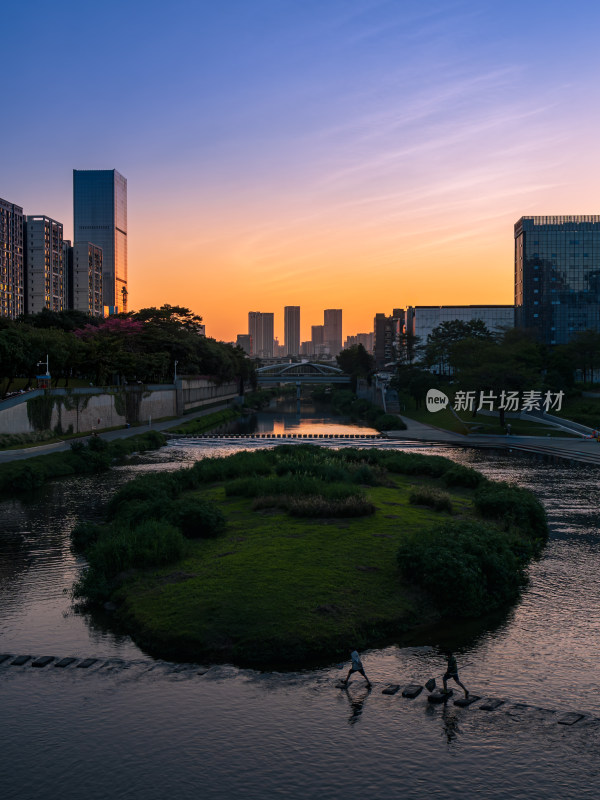 蓝调时刻的城市建筑与河流绿地