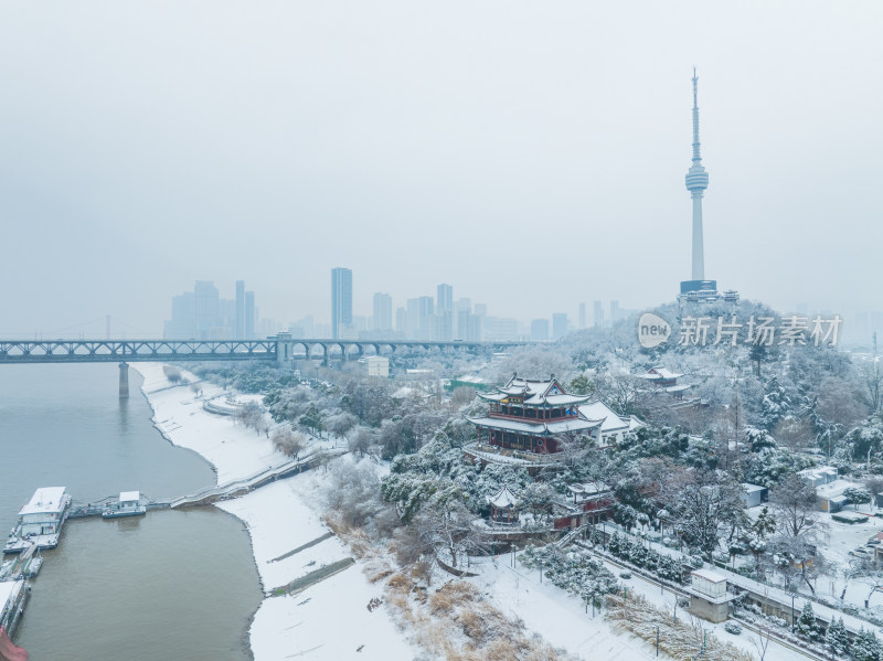 武汉汉阳江滩和南岸嘴公园雪景风光