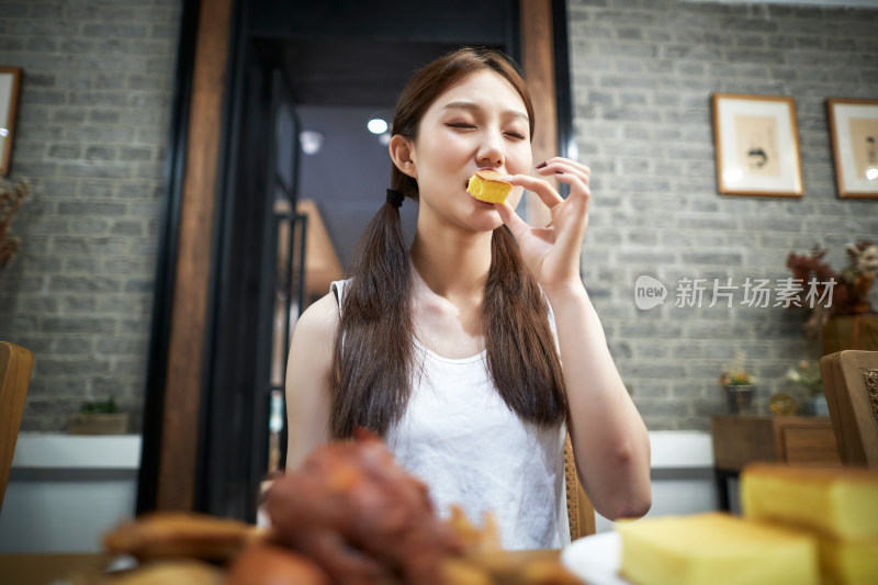 在酒店自助餐厅大吃特吃的亚洲可爱少女人像