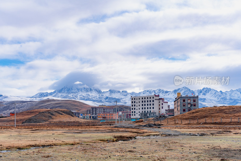 雪山脚下的小镇风景