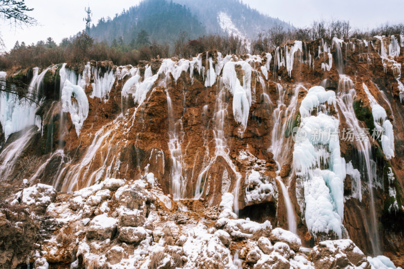 川西九寨沟冬季雪山碧蓝海子唯美