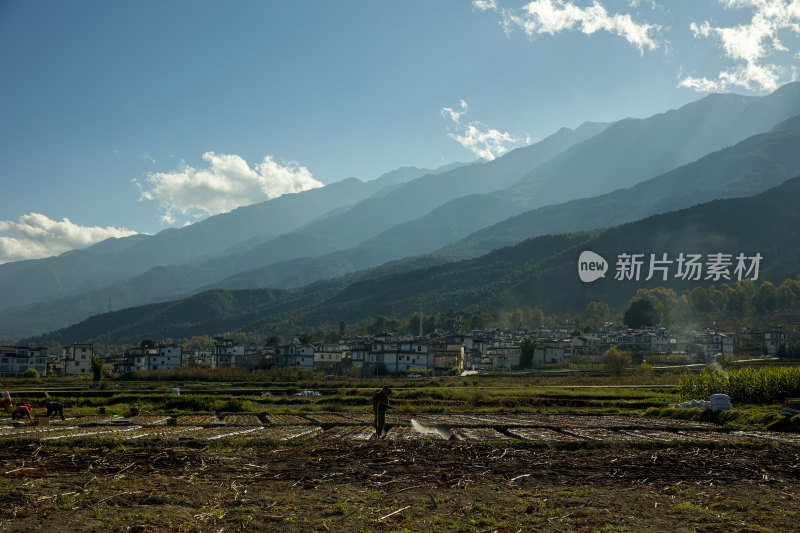 苍山丁达尔光下的村子和农田