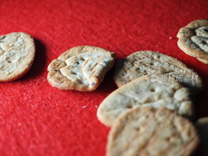 红色背景上放置着的美味饼干