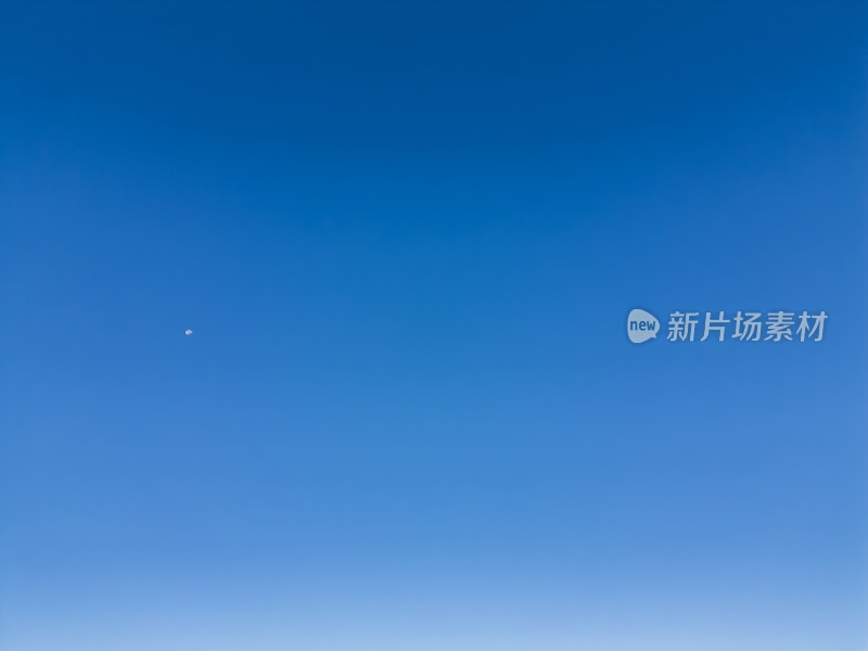 无人机高空航拍纯净的蓝天背景