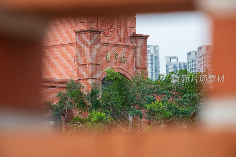 红砖建筑透绿枝，特色景观映入眼帘