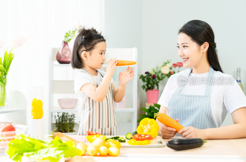 妈妈和女儿一起做饭