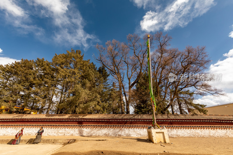 蓝天白云下的阿坝各莫寺寺院建筑