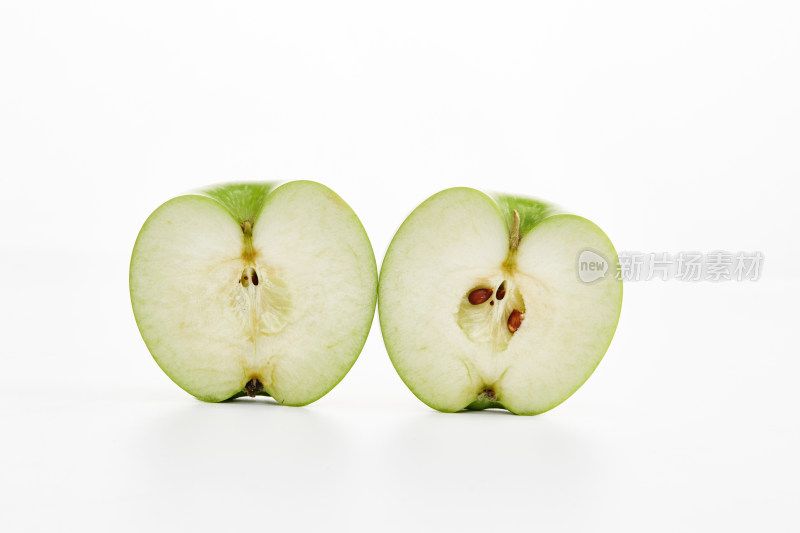 白色背景上摆放的新鲜苹果