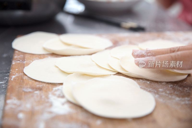 压好的白面饺子皮