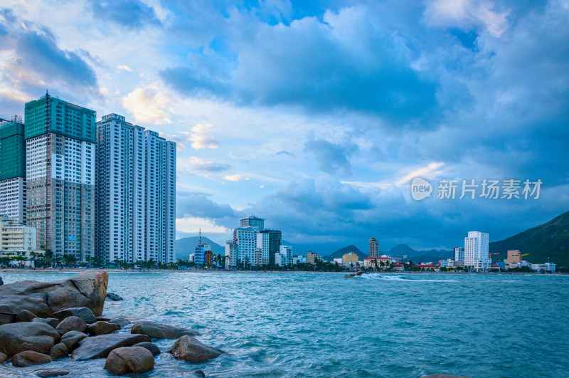 越南芽庄五指岩景区看滨海城市建筑与海景