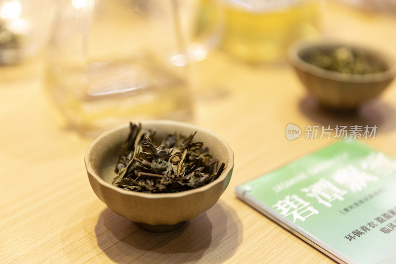 陶瓷碗中的茶叶特写