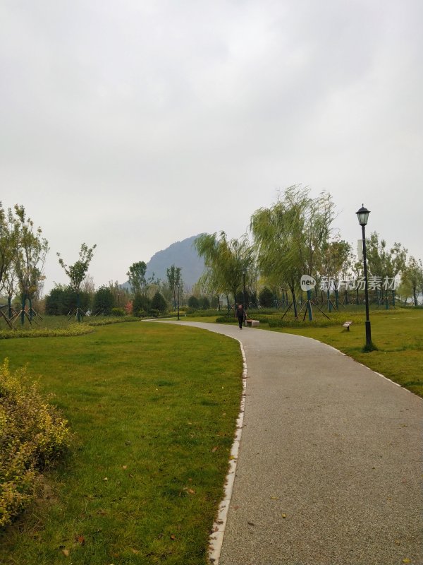 公园小路与周边自然景观