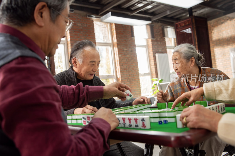 幸福的老年人打麻将