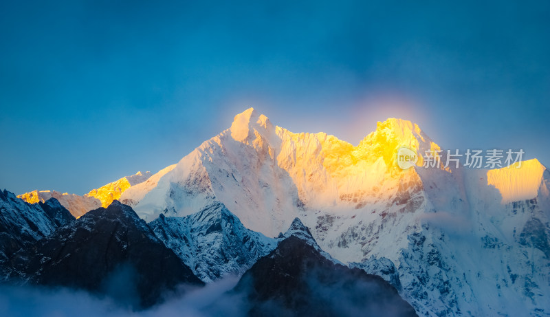 珠峰东坡雪山日照金山