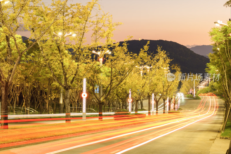 黄昏时分的街道光轨夜景