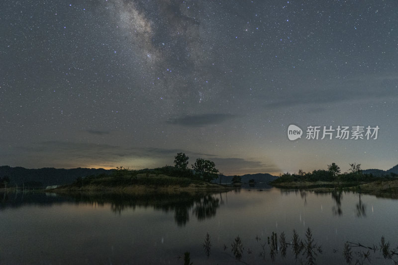 湖畔夜空下的璀璨星河全景