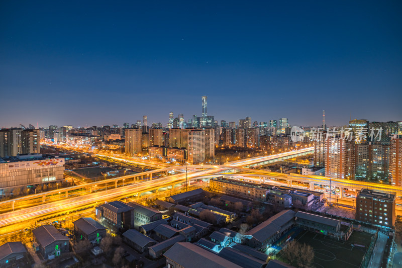 北京城市夜景下的立交桥与高楼