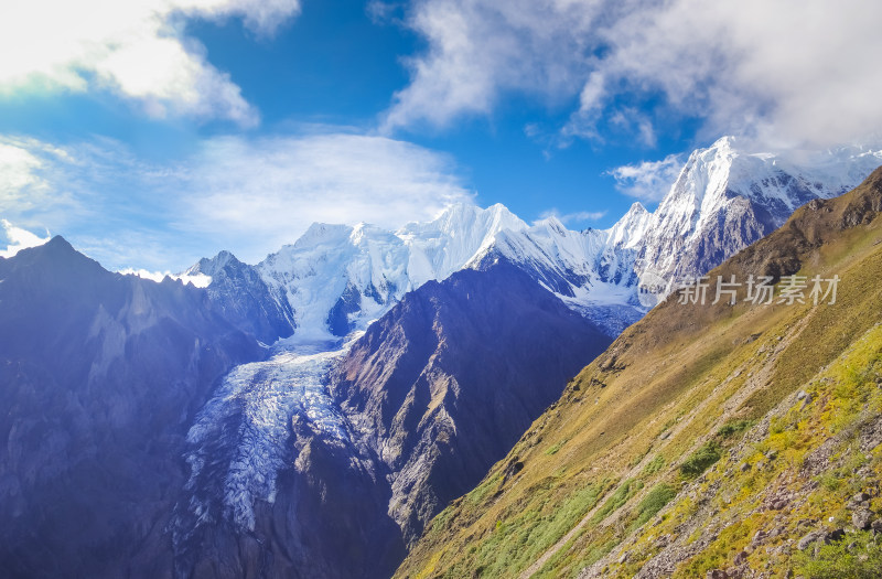 云雾中雪山冰川自然风景