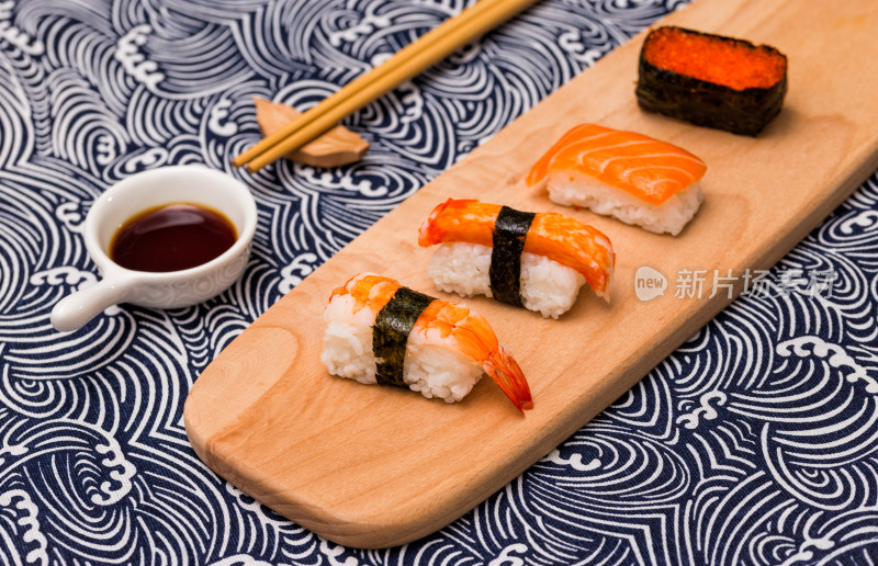 美食寿司刺身三文鱼寿司卷