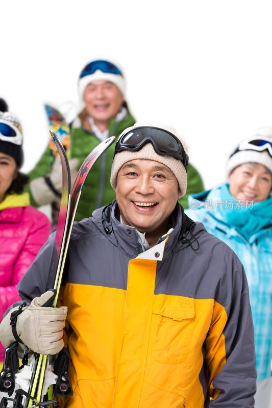 快乐的老年人冬季滑雪