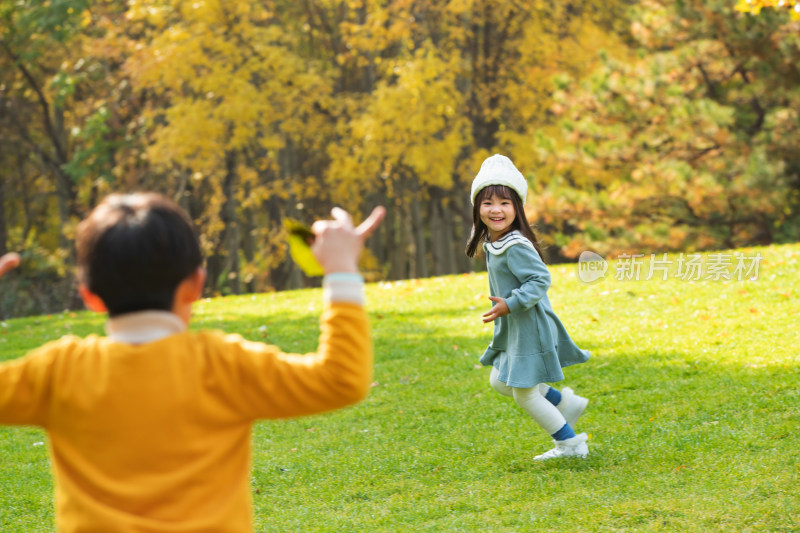 欢乐的男孩和女孩在公园里奔跑玩耍