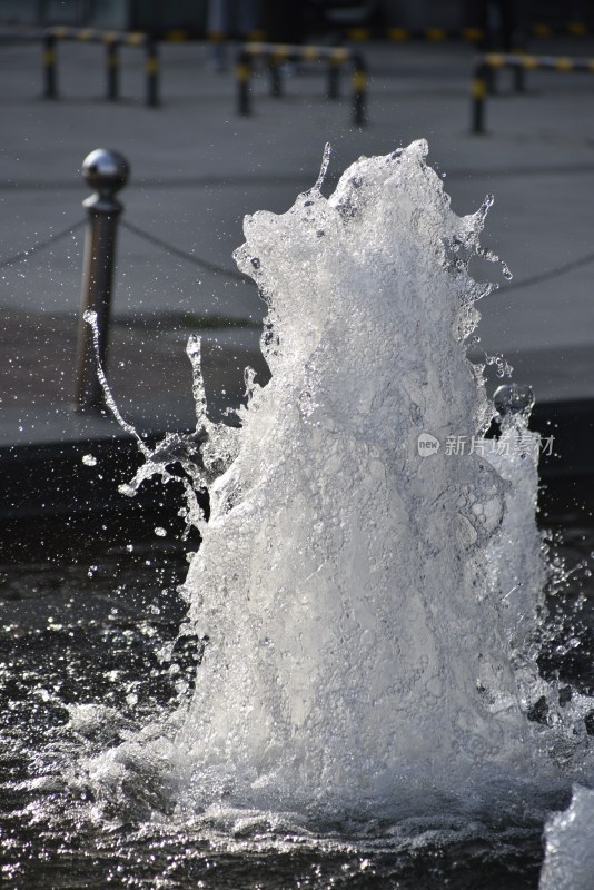 城市喷泉喷水瞬间