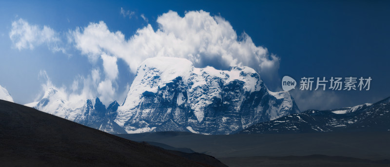 岗城耀雪山