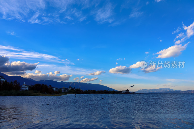 大理的苍山洱海天空相映成画