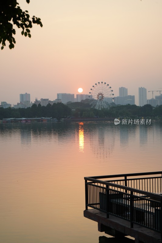 日落拍摄湖边广州摩天轮日落