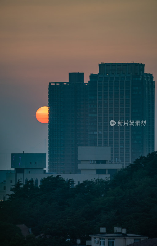 青岛信号山公园红瓦绿树碧海蓝天黄昏日落