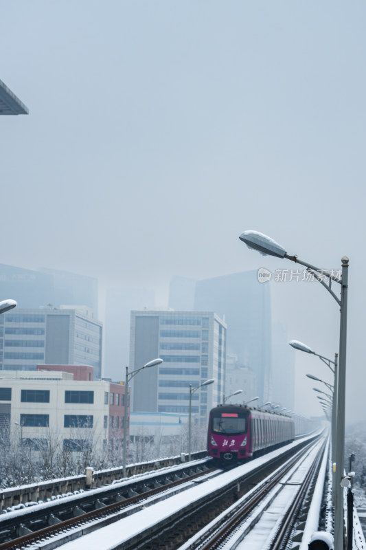 雪天城市轨道上的地铁列车