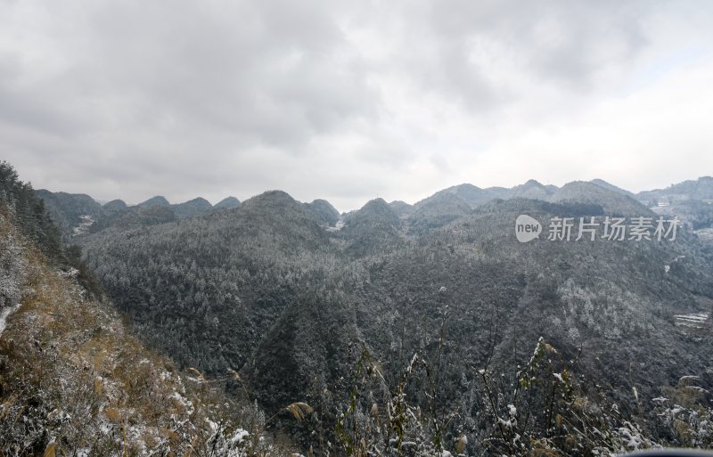 重庆酉阳：绵延青山披白纱