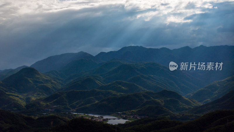 日落时耶稣光照在群山的美丽风景