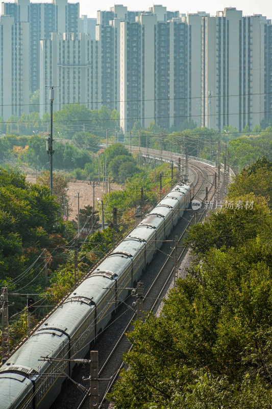 北京城市天际线与高铁火车道