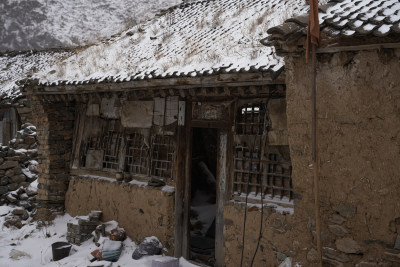 雪中乡村破旧房屋外景