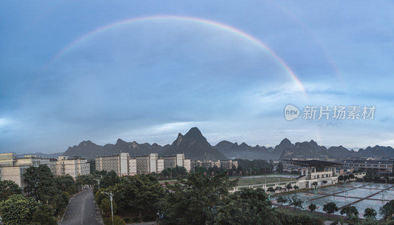 彩虹下的群山与校园