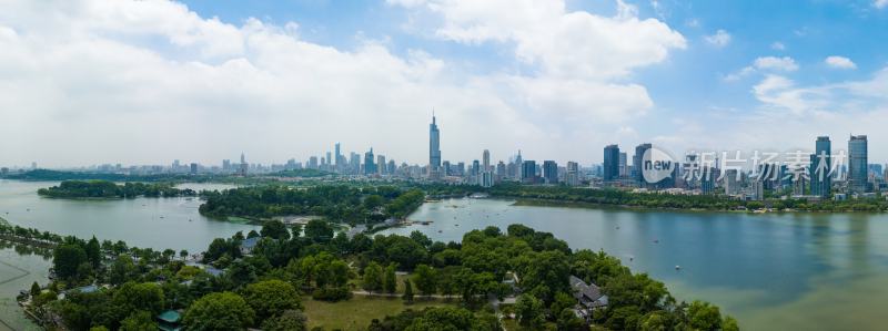 南京玄武湖与城市天际线