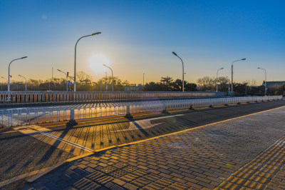 北京德胜门冬季早晨阳光下的街道公路