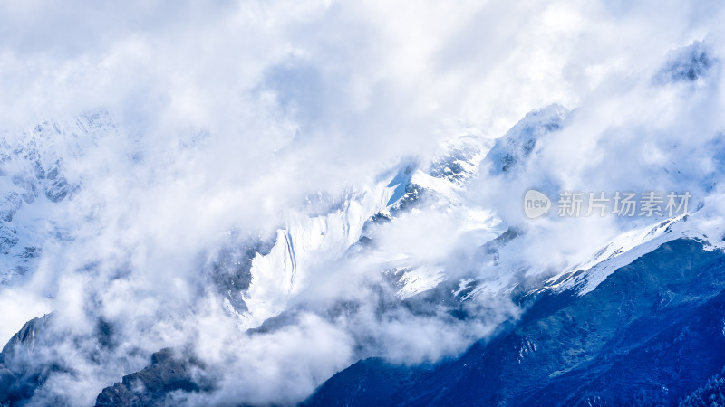 四川阿坝的地标雪山四姑娘山