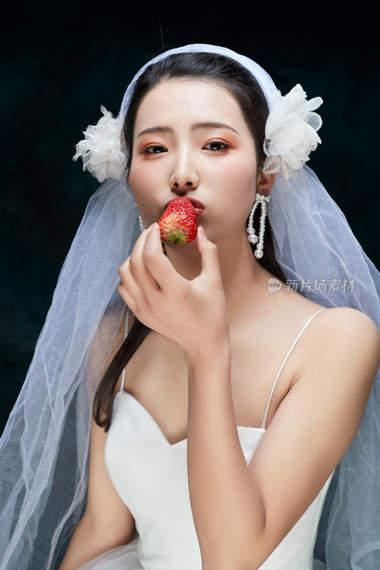 黑色背景下的女性复古婚纱妆面