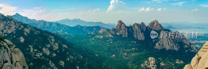 青岛崂山仰口山峰，阳光漫过山峰