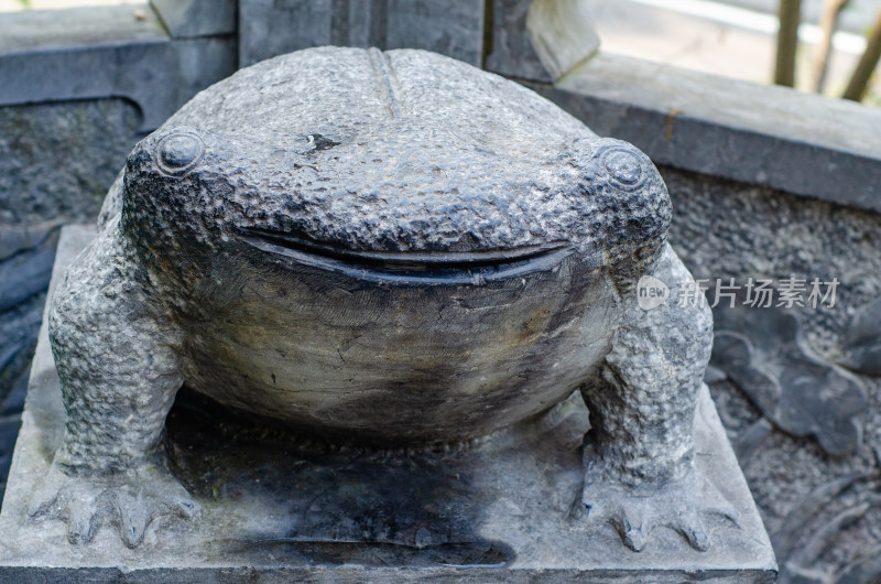 龙门石窟香山寺的蟾蜍石雕