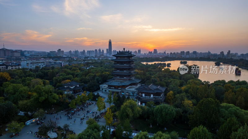 山东济南大明湖夜景航拍灯光