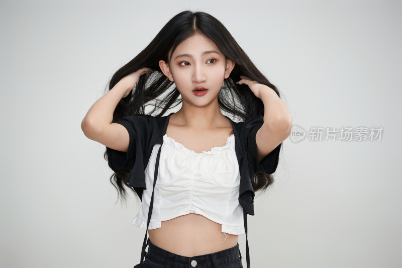 白色背景下做各种面部表情的可爱亚洲少女