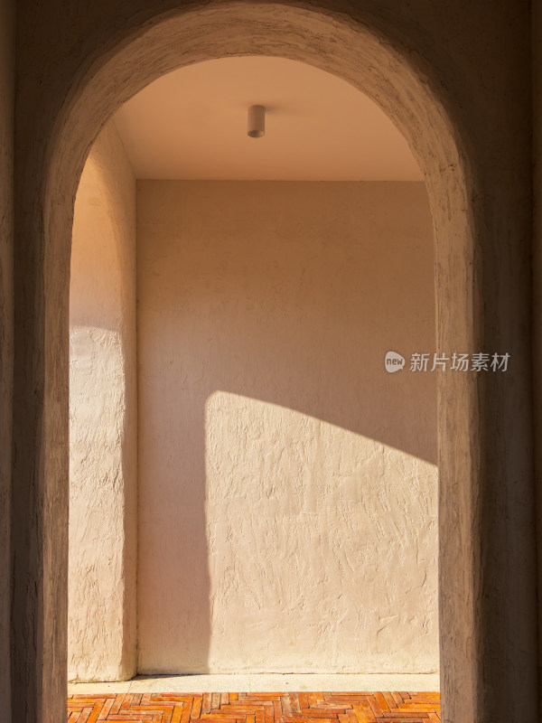 拱形门洞内的墙面光影场景