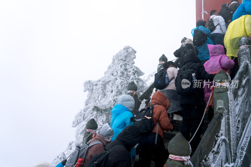 湖北武当山景区金顶冬季大雪登山游客