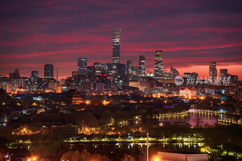 北京晚霞中国尊在晚霞下的壮丽夜景