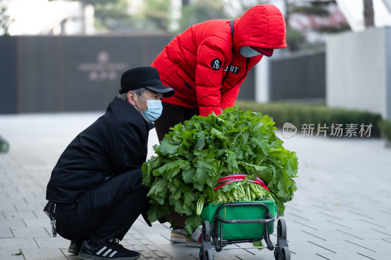 早市买菜卖菜的人们