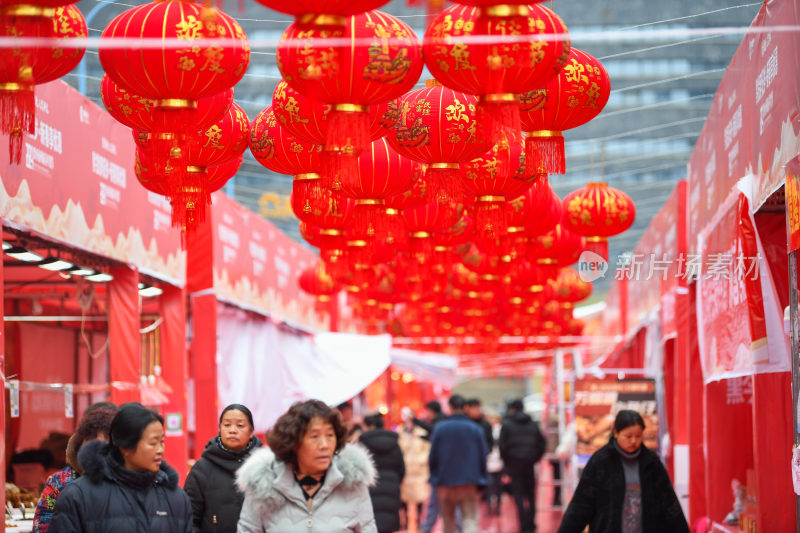 年货节活动 集市上选购商品