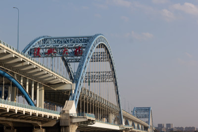 杭州钱塘江畔拍的杭州建筑群全景